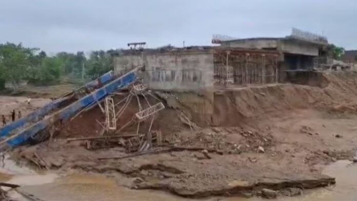 बिहार के बाद झारखंड में भी निर्माणाधीन पुल जमींदोज, पिलर धंसने से गार्डर टूट कर नदी में गिरा