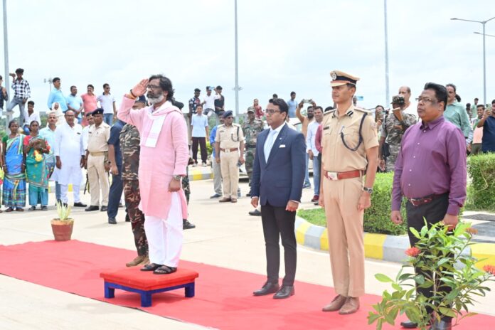 मुख्यमंत्री हेमन्त सोरेन पहुंचे देवघर, हवाई अड्डा पर अधिकारियों ने किया भव्य स्वागत