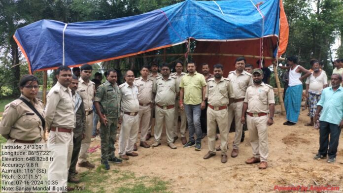 अवैध लकड़ी आरा मिल पर छापा, आरा मिल की मशीनें ज़ब्त