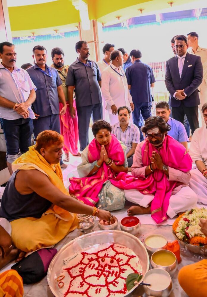 मुख्यमंत्री हेमंत सोरेन ने देवघर में सपत्नीक बाबा मंदिर में की पूजा