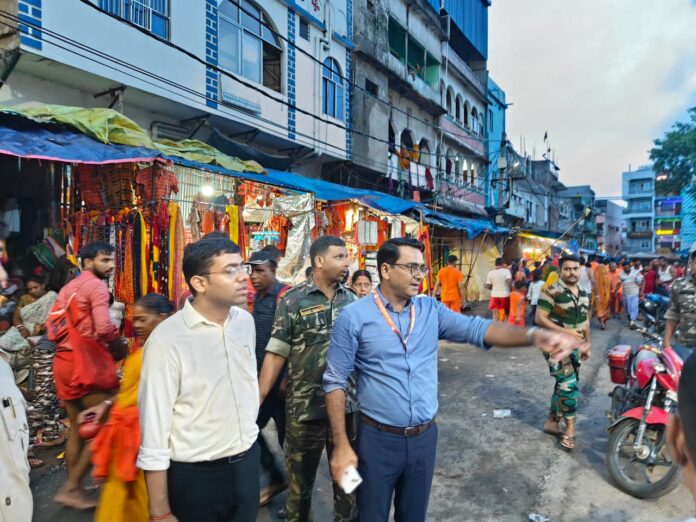 श्रावणी मेला की पहली सोमवारी पर देवघर के बाबा मंदिर में श्रद्धालुओं की भारी भीड़, सुबह से कतारबद्ध हो कर बाबा का कर रहे हैं जलार्पण