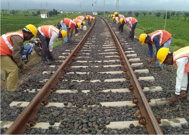 लोकल ट्रेन में चलने वाले इस ख़बर को पढ़ लें