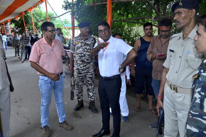 कर्तव्य में लापरवाही बरतने के लिए सी एस सी मैनेजर को बर्खास्त करने की अनुशंसा