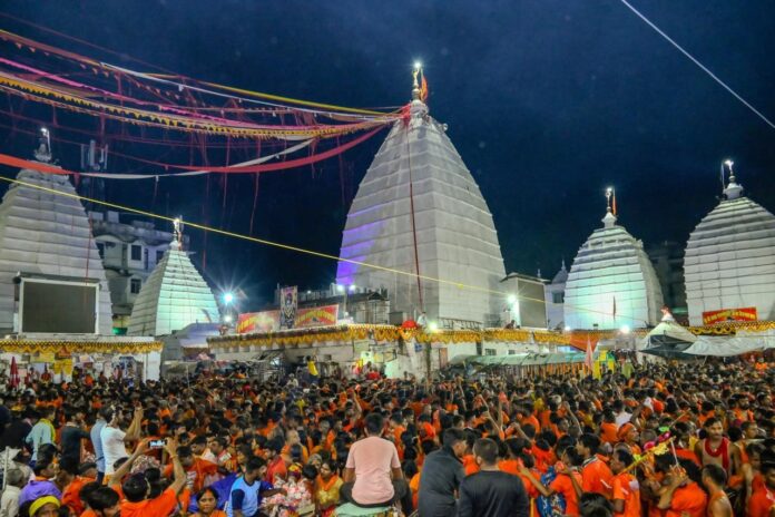 तीसरी सोमवारी पर तीन लाख से अधिक लोगों ने किया बाबा का जलाभिषेक