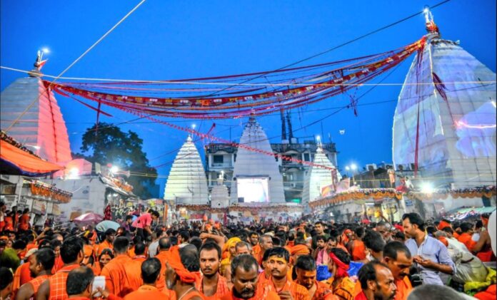 श्रावण की चौथी सोमवारी पर देवघर के बैद्यनाथधाम में श्रद्धालुओं की उमड़ी भीड़, 8 से 10 किलोमीटर लंबी हुई कतार-