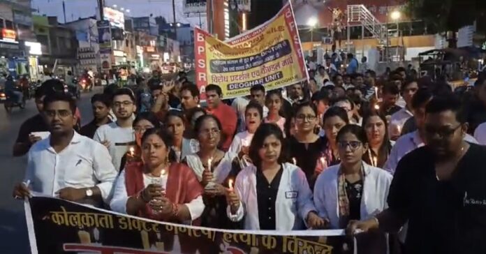 कोलकाता में महिला चिकित्सक के रेप और हत्या के विरोध में देवघर में महिला संगठनों में गुस्सा, केंडल मार्च निकाल जताया विरोध