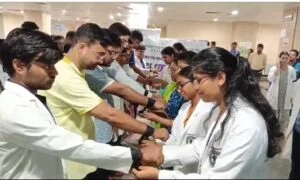 राखी की जगह काली पट्टी बांध देवघर ऐम्स के रेजिडेंट डॉक्टरों ने कोलकाता कांड का किया विरोध, डॉक्टर्स की सुरक्षा की मांग की