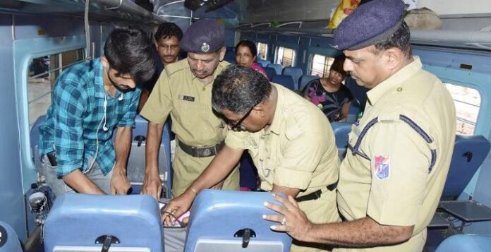 रेलवे सुरक्षा बल(आरपीएफ) ने मधुपुर स्टेशन पर ऑपरेशन सतर्क के दौरान 44.5 लाख नकदी की बरामद