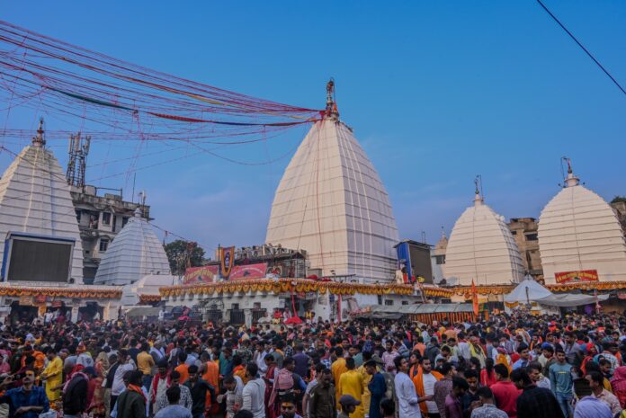 महाशिवरात्रि पर देवघर में उमड़ा आस्था का जनसैलाब, सुबह से श्रद्धालु कर रहे हैं पवित्र द्वादश ज्योतिर्लिंग का जलाभिषेक