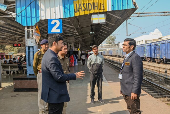 महाकुंभ पर प्रयागराज जाने वाले श्रद्धालुओं की भीड़ और महाशिवरात्रि पर देवघर पहुंचने वाले श्रद्धालुओं की संभावित भीड़ से निपटने के लिए देवघर जिला प्रशासन अलर्ट मोड पर.उपायुक्त ने जसीडीह और मधुपुर जंक्शन का निरीक्षण कर यात्रियों की सुरक्षा और सुविधा की समीक्षा की.