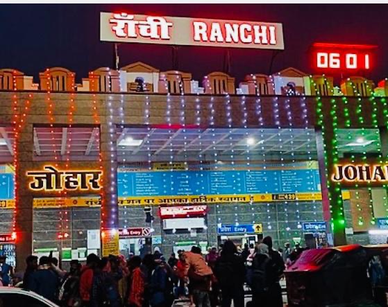 दक्षिण पूर्व रेलवे के रांची मंडल में विकास कार्यों के कारण ट्रेनों का परिचालन प्रभावित, कई ट्रेनों के रूट में किया गया बदलाव