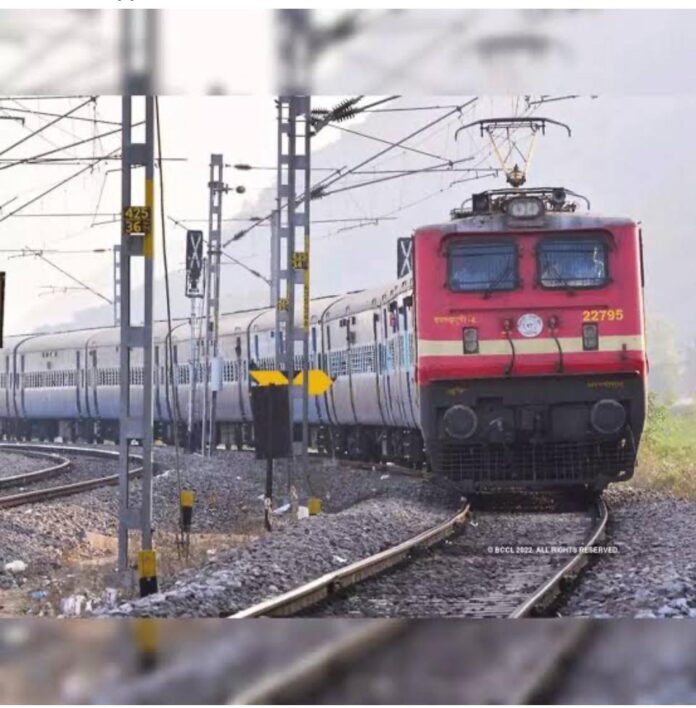 होली की भीड़ से निपटने के लिए रेलवे ने तीन होली स्पेशल ट्रेन चलाने का लिया निर्णय।