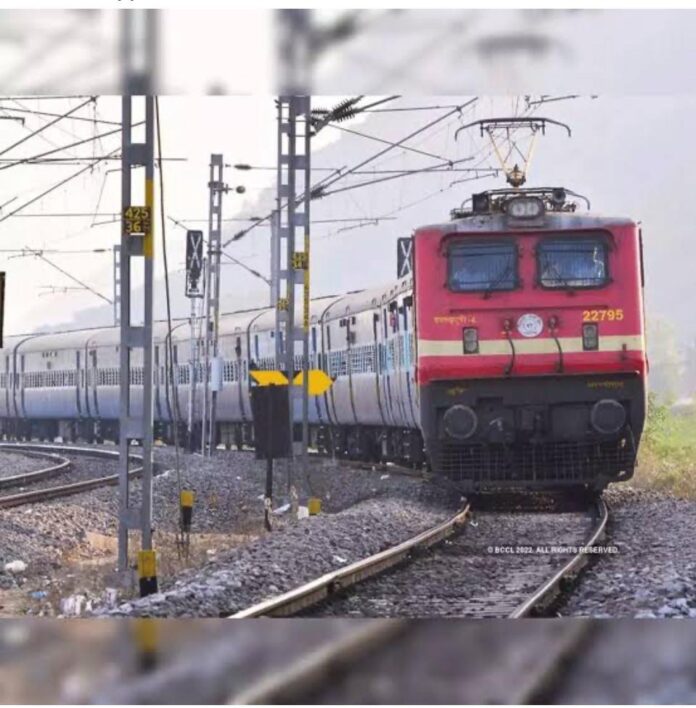 पूर्व रेलवे का दो एक्सप्रेस ट्रेनों में एसी कोच बढ़ाकर 80 अतिरिक्त बर्थ उपलब्ध कराने का फैसला