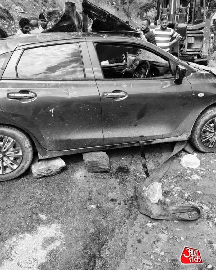 पातालगंगा के पास पहाड़ी से पत्थर गिरा, एक कार आई मलवे की चपेट में!