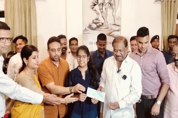 शिक्षा मंत्री ने ICSE टॉपर शांभवी जायसवाल को किया सम्मानित, दी एक लाख रुपये की प्रोत्साहन राशि