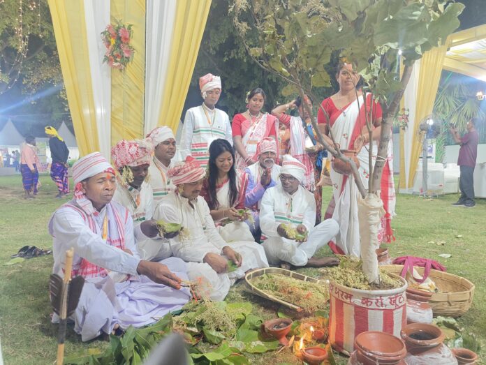 आधुनिक युग में “रूढ़िवादी आदिवासी” की क्या परिभाषा है ? आइए आदिवासी रूढ़िवादी प्रथा यानी “कस्टमरी लॉ” को समझते हैं