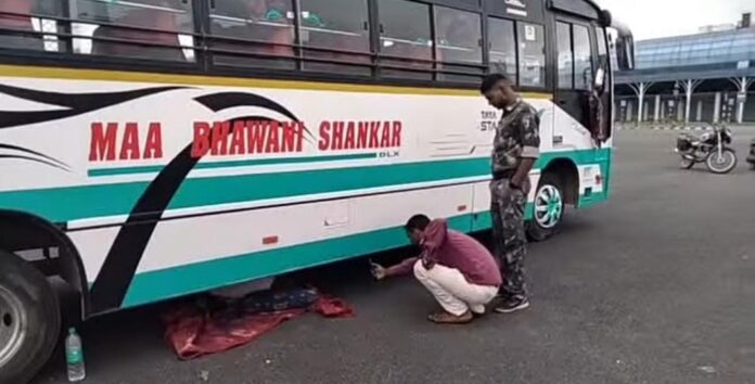 देवघर : बाघमारा आईएसबीटी में बस के नीचे मिली युवक की लाश, जानिए क्या है मामला