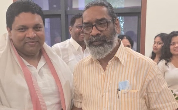 दिल्ली पहुंच बादल पत्रलेख ने मुख्यमंत्री से ली गुरूजी के स्वास्थ्य की जानकारी