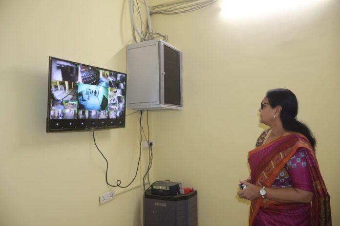 सिमडेगा : डीसी ने किया वेयर हाउस का निरीक्षण, सुरक्षा का लिया जायजा