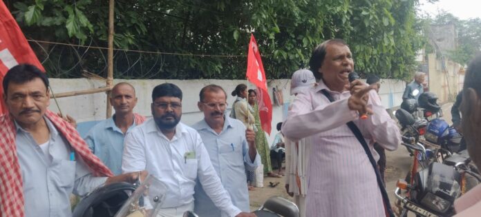 नुक्कड़ सभा के जरिए वाम मोर्चा ने हड़ताल को सफल बनाने की अपील की
