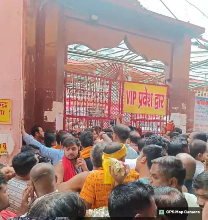शीध्र दर्शनम में 300 रुपए देकर भी “ठेलाठेली”…देखें वीडियो, श्रावण से पहले बाबा दरबार में उमड़ा जनसैलाब