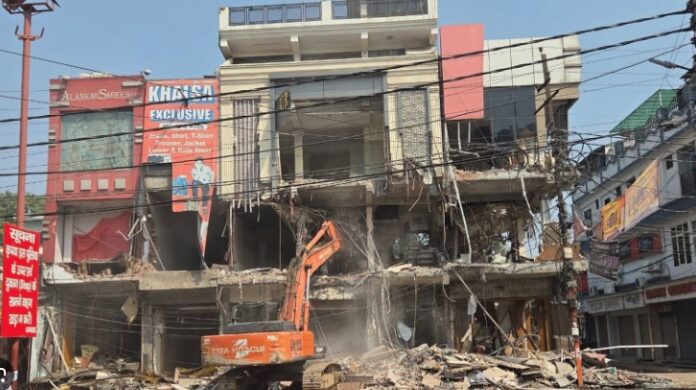 मेरठ और नोएडा भारत के बारे में क्या बता रहे हैं?