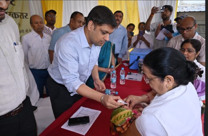 देवघर में पल्स पोलियो अभियान: उपायुक्त ने नवजात को दवा पिलाकर किया शुभारंभ