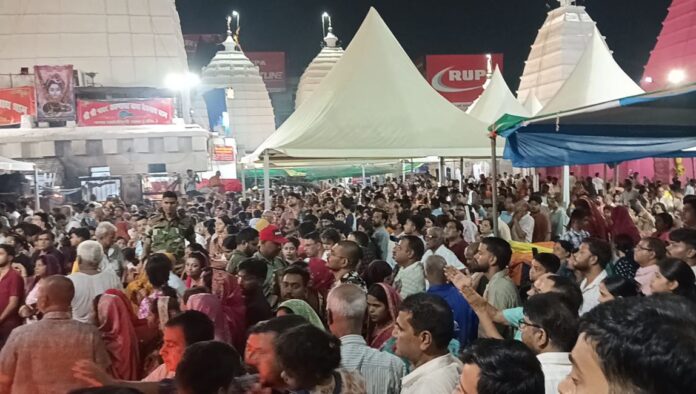 बाबा बैद्यनाथ धाम में उमड़ी श्रद्धालुओं की भीड़, मुंडन-जनेऊ संस्कार के लिए जुटे भक्त