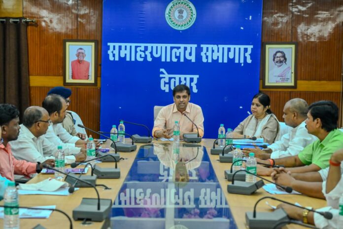 देवघर में मतदाता सूची पुनरीक्षण को लेकर प्रशासन अलर्ट, उपायुक्त ने राजनीतिक दलों के साथ की अहम बैठक