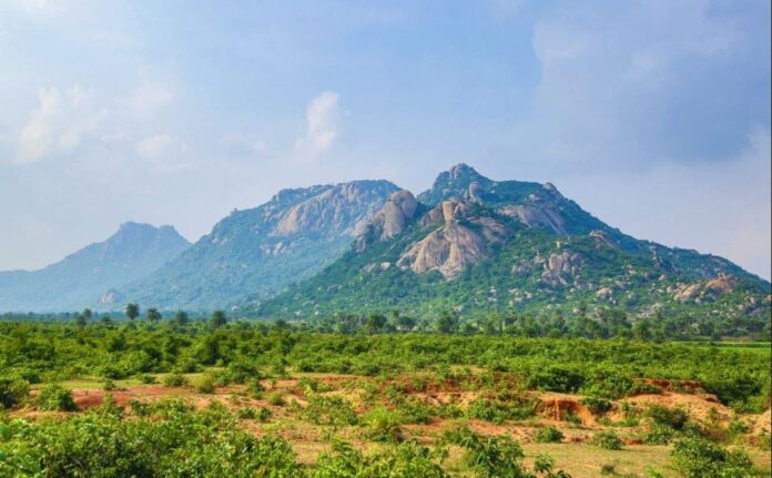 रोपवे बंद… फिर भी त्रिकूट पहाड़ पर उमड़ रहे पर्यटक