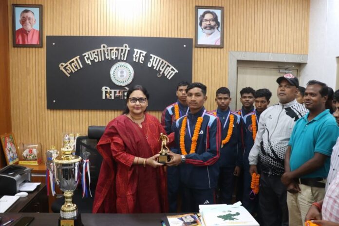 सिमडेगा का जलवा: अंडर-17 फुटबॉल टीम बनी राज्य चैंपियन, अब दिल्ली में दिखाएगी दम