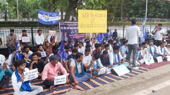 देवघर में भीम आर्मी का प्रदर्शन: NEET पेपर लीक पर विरोध, शिक्षा मंत्री के इस्तीफे की मांग