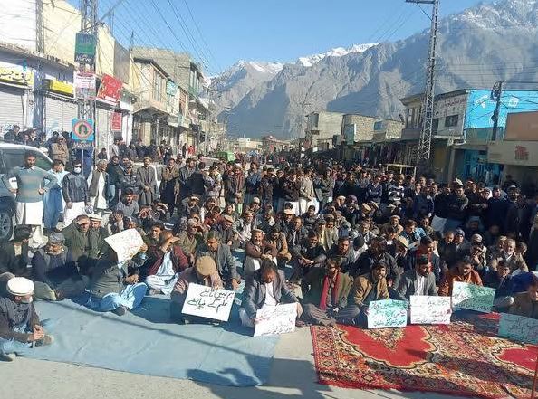 PoK में बेकाबू हुए हालात: महंगाई और सब्सिडी खत्म होने के विरोध में सड़कों पर उतरे हजारों लोग, पुलिस से हिंसक झड़पें