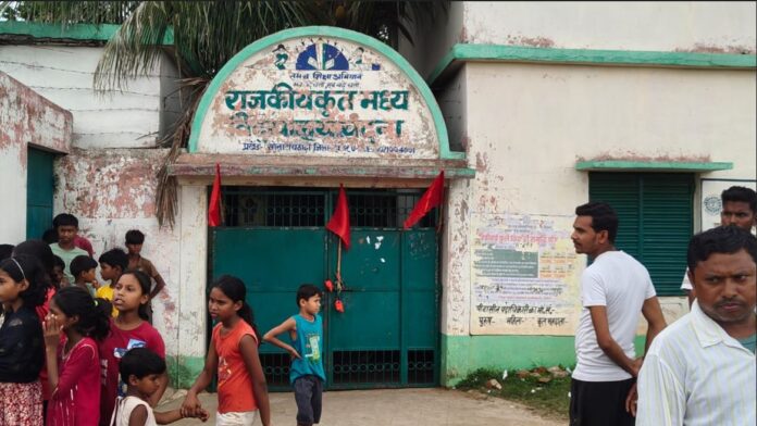 देवघर में 70 साल पुराने सरकारी स्कूल पर ताला, 300 बच्चों की पढ़ाई पर संकट