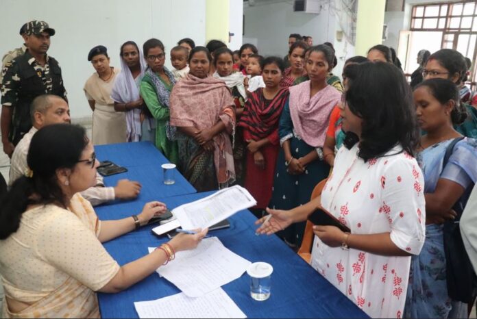 जनता दरबार: उपायुक्त ने सुनीं ग्रामीणों की समस्याएं, दिए सख्त निर्देश
