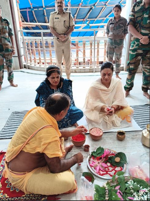 श्रावणी मेले की तैयारी को लेकर देवघर पहुंचीं DGP तदाशा मिश्रा, बाबा मंदिर में की पूजा, करेंगी सुरक्षा व्यवस्था की समीक्षा